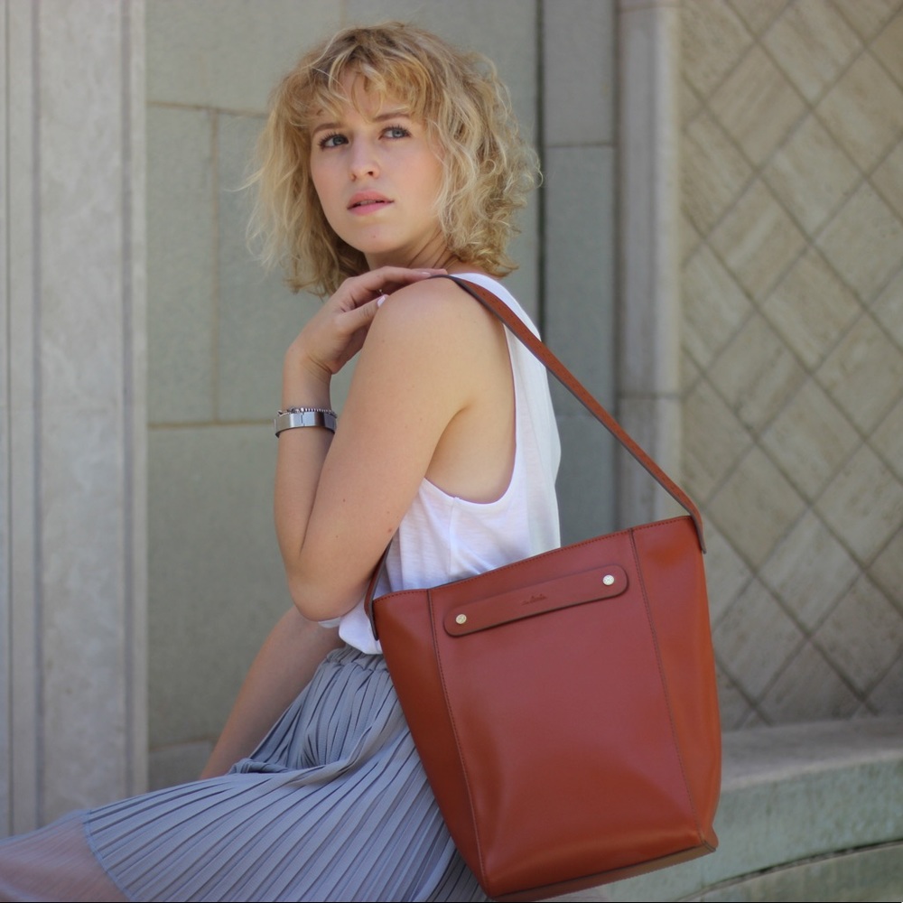 Leather shoulder bag medium sized tan